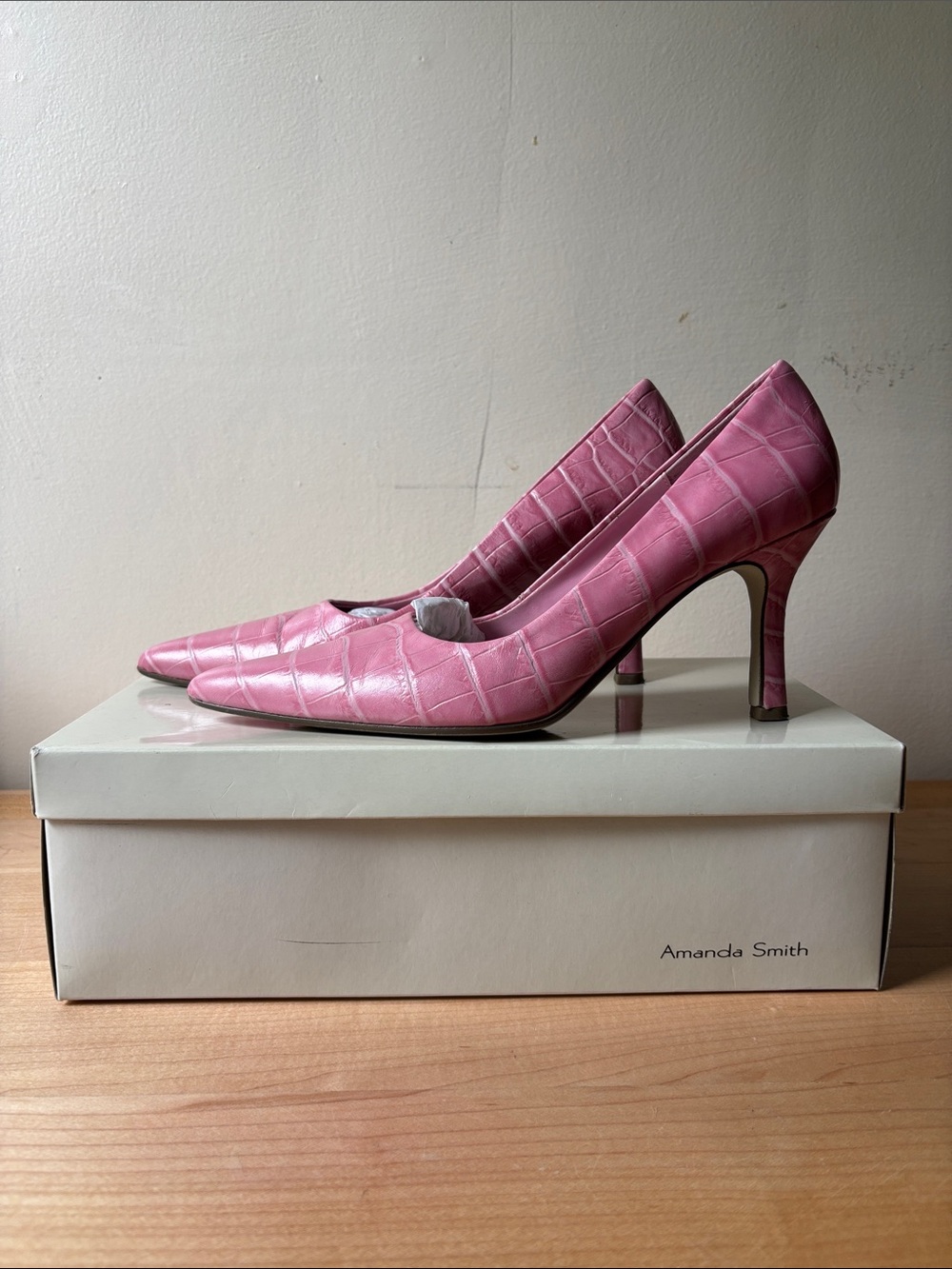 Amanda Smith Pink Crocodile Pointed Pumps 7W